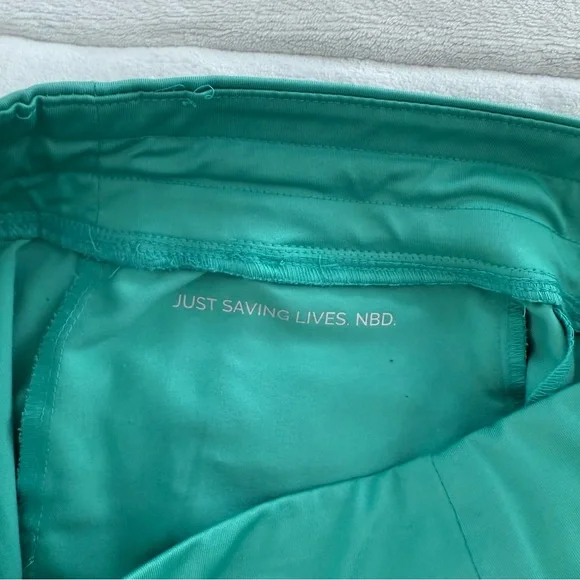 FIGS Surgical Green Scrub Set - Picture 4 of 9